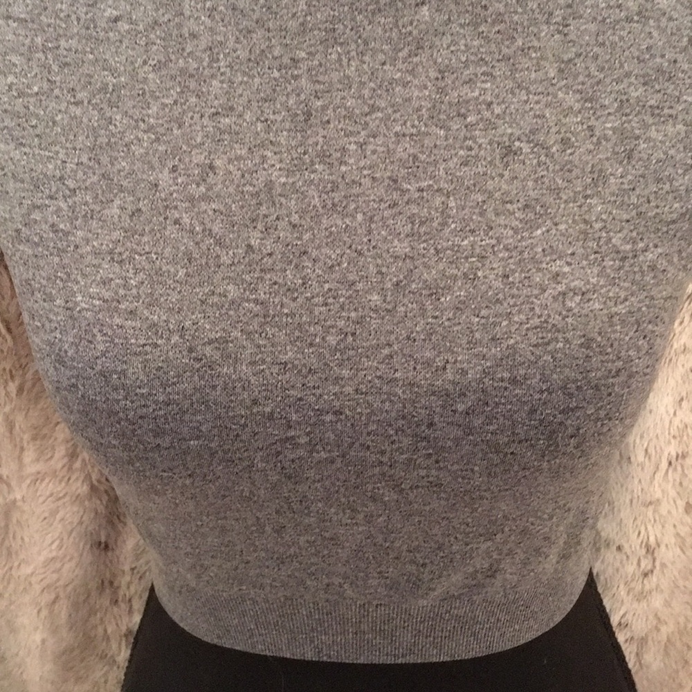 Gray Fitted Crop Top with Raglan Sleeves - Picture 4 of 11